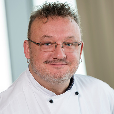 Dominik Flettner ist Spitzenkoch und seit über 10 Jahren als Küchenchef im Hotel Atlantic tätig. Er hat das „Reste-Dinner“ etabliert und arbeitet stets an neuen Rezepten, um sogenannten Lebensmittelabfall kreativ zu verwerten.