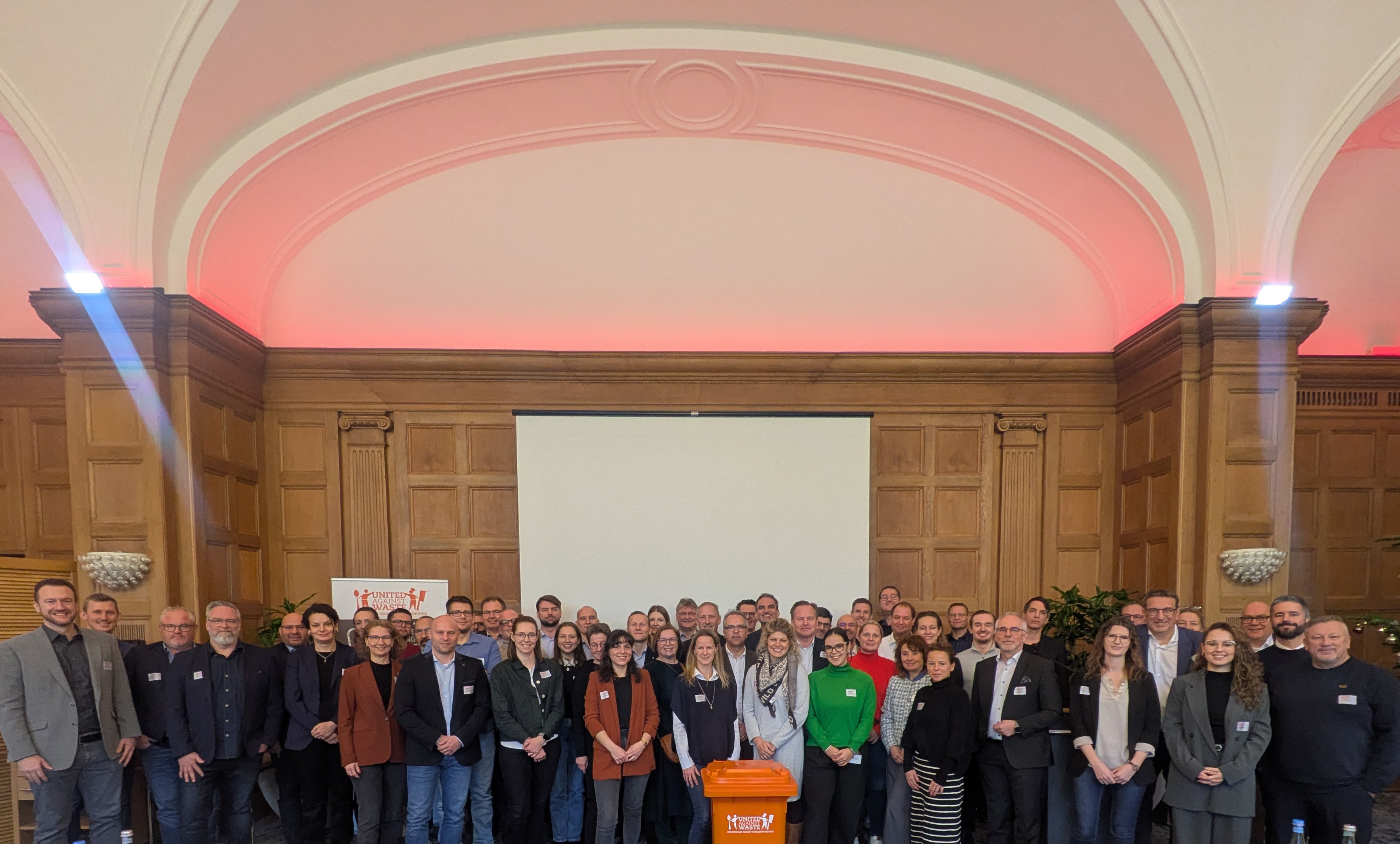 Das Wort Zehn aus orangenen Miniatur-Mülltonnen gestellt