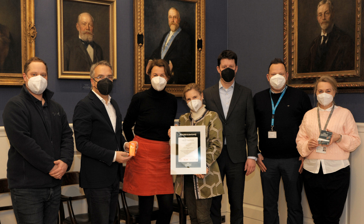 (v.l.n.r.: Felix Grieger, Standortleitung Mitarbeitendenverpflegung CBF, Torsten von Borstel, Geschäftsführer United Against Waste e.V., Nadja Flohr-Spence, United Against Waste Bereichsleitung KAHV, Astrid Lurati, Vorstand Finanzen und Infrastruktur, Simon Batt-Nauerz, Geschäftsbereichsleitung Infrastruktur und Nachhaltigkeitsmanagement, Olaf Ritter, Leitung Mitarbeitendenverpflegung CVK, Brit Schulz-Lahmann, Leitung Patienten- und Mitarbeitendenverpflegung)
