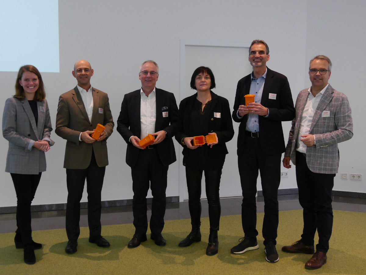 Ein Gruppenbild mit von links Projektleitung UAW Maike Schlindwein, Michael Fuchs, Dieter Gitzen, Dr. Sabine Eichner, Klaus Ridderbusch, Torsten v. Borstel (GF UAW) auf dem Bild fehlt Manfred Hofer