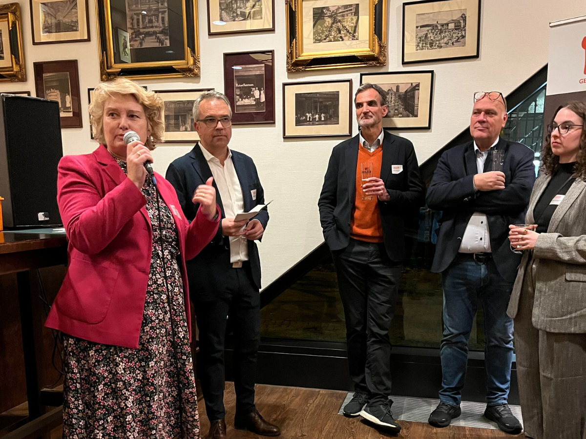 Auf dem Foto ist Frau Rita Hagl-Kegl gemeinsam mit dem Vorstand und dem Geschäftsführer von United Against Waste e.V. zu sehen