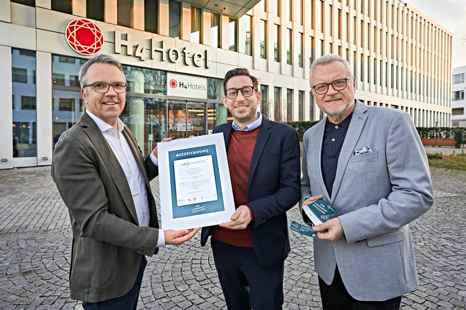 v. l. n. r. Torsten von Borstel, Geschäftsführer United Against Waste e.V.; Philipp Kempers, Cluster F&B Manager H4 und H2 Hotel München Messe; Jürgen Schmieder, Director of Food H-Hotels GmbH